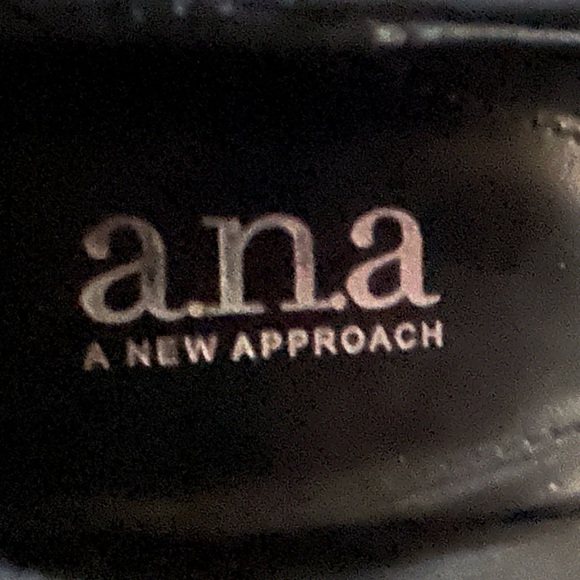 Black Rounded Toe Heels - Picture 3 of 4